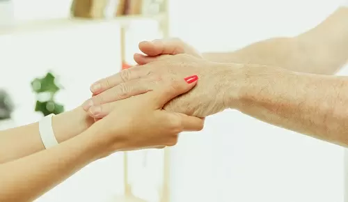 ¿Cómo rejuvenecer las manos 10 años?
