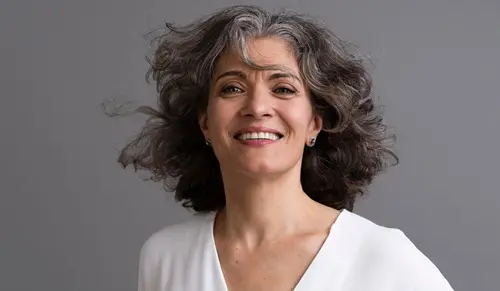¿Es posible revertir las canas y dejar de tener el pelo blanco?