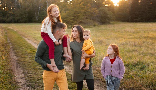 ¿Tener hijos —o hijas— alarga la vida? Diferencias entre hombres y mujeres según la ciencia